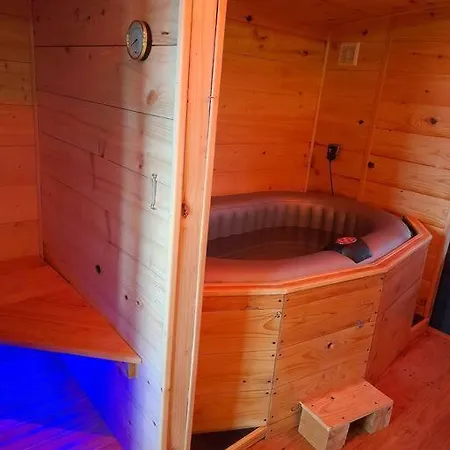 Maisonnette Duplex Avec Jacuzzi/sauna Attenant * Saint-Martin-des-Entrees